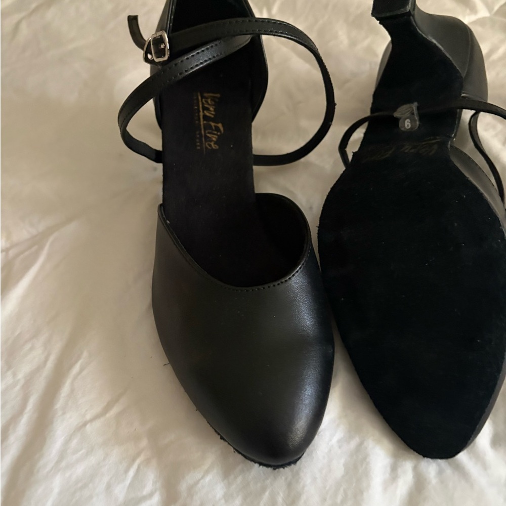 Black Leather Women's Shoes Very Fine dance shoes NIB size 9 30.00$
